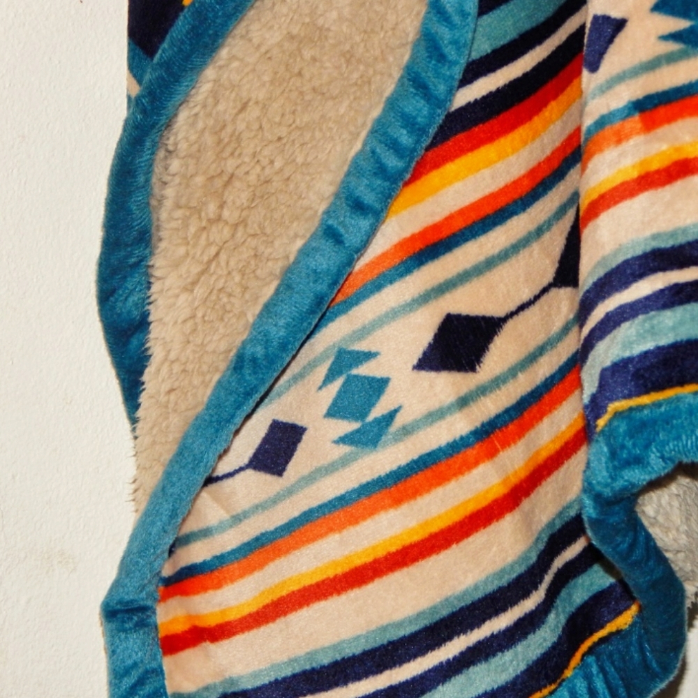 GROOVY GLAM Velvet Plush Sherpa Poncho - Picture 3 of 3
